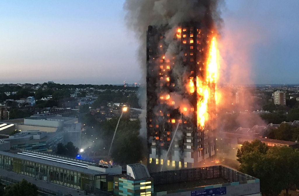 Im Zentrum Londons ist ein Hochhaus in Brand geraten.