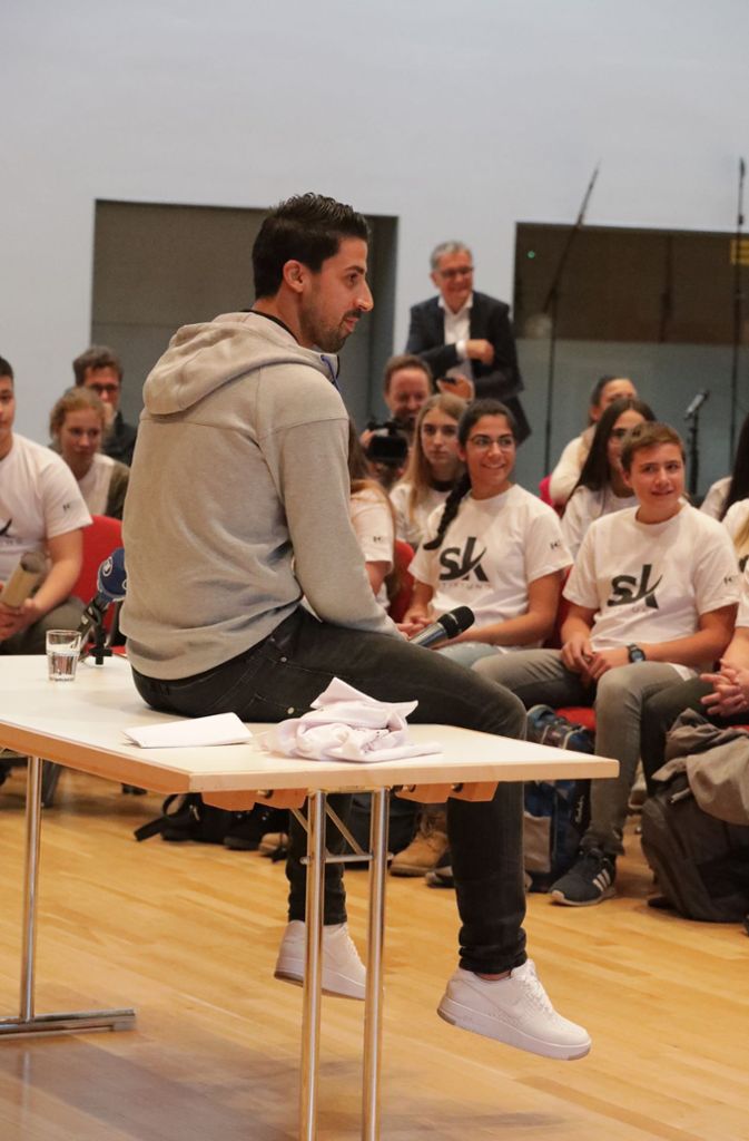 Sami Khedira besucht die Hermann-Hesse-Realschule in Schmiden und stellt seine SK Stiftung vor.