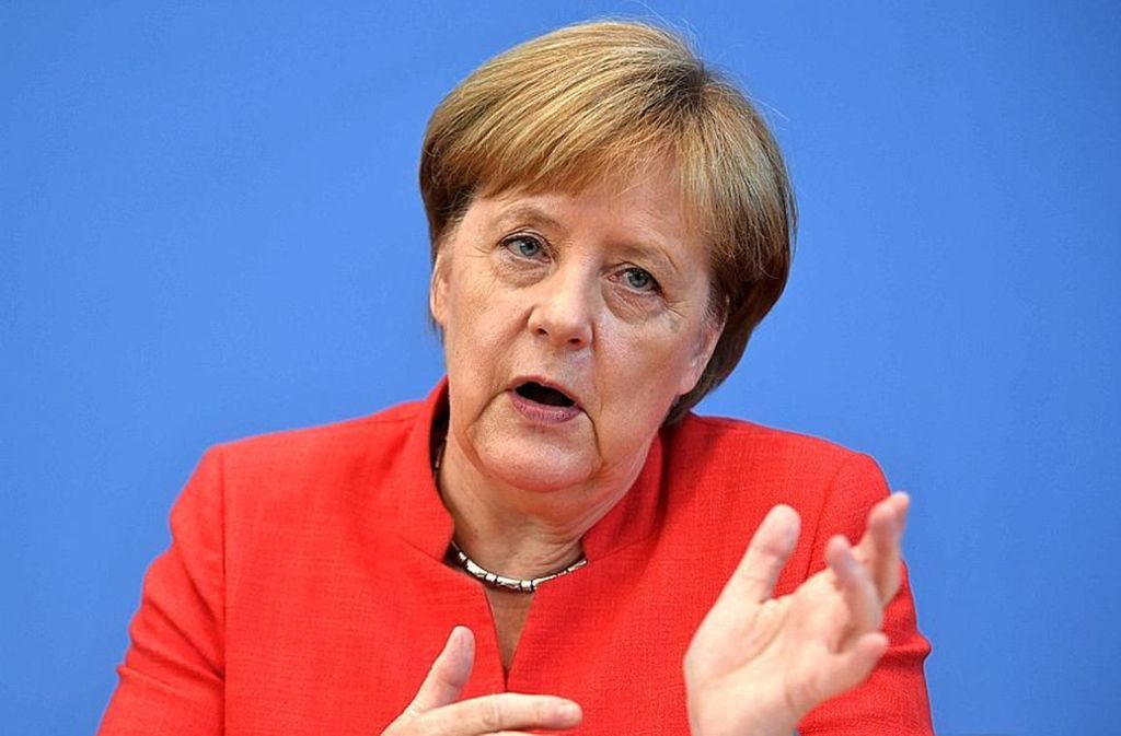 Angela Merkel Selbst wer von A bis Z wirklich alles schlecht fand, was sie seit ihrer ersten Vereidigung vor dem Deutschen Bundestag am 22. November 2005 bewirkt hat, muss zugeben, dass sie Emanzipations- und Feminismus-Geschichte geschrieben hat. Als scheues Hascherl aus dem Osten im Jahr 2000 nur deshalb zur CDU-Vorsitzenden geworden, weil die bis dahin aktiven CDU-Kerle am Ende waren, erreicht sie das, was ihr niemand zugetraut hätte: Sie gewinnt nach den Bundestagswahlen im Herbst 2005 das wichtigste Amt des Staates, obwohl ihr der Amtsvorgänger Gerhard Schröder, weiß Gott ein echter Kerl, am Wahlabend noch prophezeit: „Ach, Frau Merkel, Sie glauben doch nicht, dass Sie jetzt Bundeskanzlerin werden!“. Nun, sie wird noch viel mehr: international angesehen, auch gefürchtet, von den amerikanischen Magazinen mehrfach zur „mächtigsten Frau“ der Welt gewählt. Wie radikal dieser Einschnitt war und ist, wird auch daran deutlich, dass großen Teilen der CDU jetzt nichts wichtiger scheint als das Rad der Geschichte möglichst komplett wieder zurück zu drehen. schl
