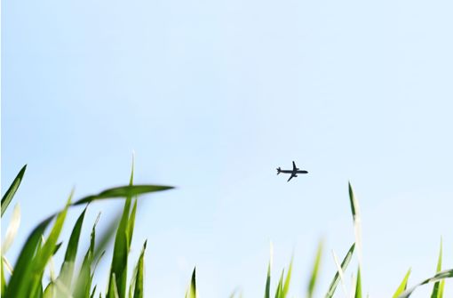 Fliegen schadet der Umwelt: Das dabei ausgestoßene Kohlenstoffdioxid (CO2) trägt wesentlich zum Klimawandel bei. Foto: sk_design / Adobe Stock