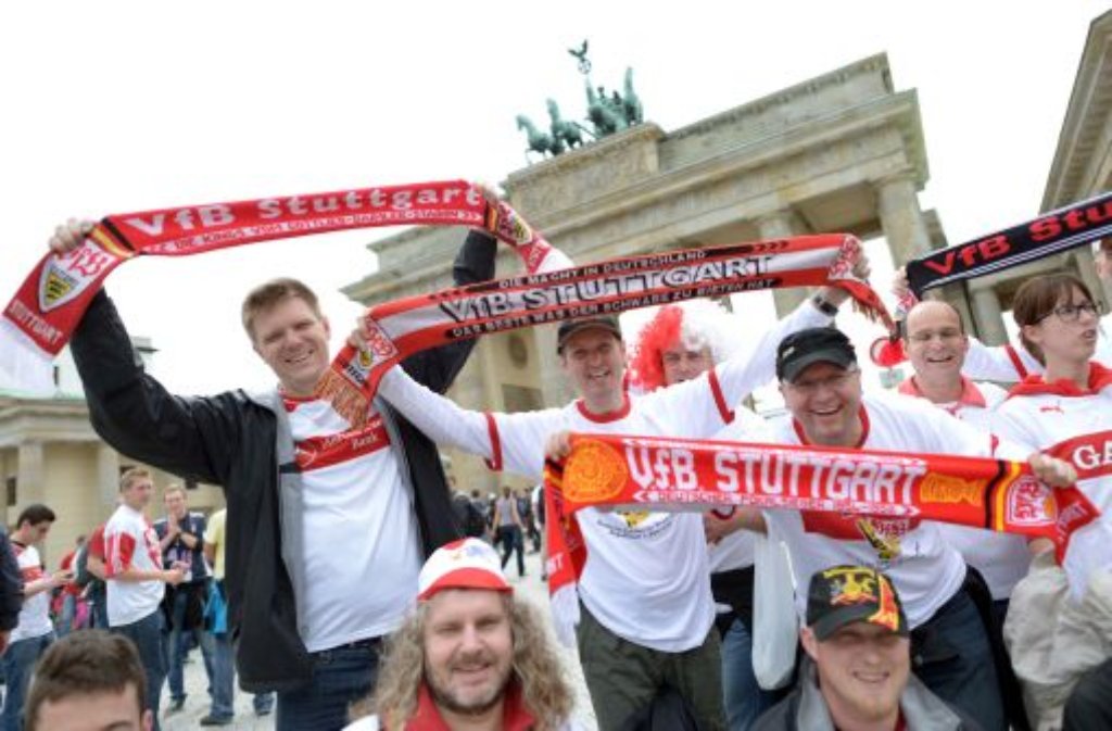 In der ersten Runde des DFB-Pokals muss Endspielverlierer VfB Stuttgart Anfang August bei Fünftligist BFC Dynamo Berlin antreten. Das ergab die Auslosung in der ARD-"Sportschau" am Samstagabend. Hier nochmal einige Fotos vom jüngsten Pokalfinale, das der VfB im Berliner Olympiastadion gegen Bayern München mit 2:3 verlor:
