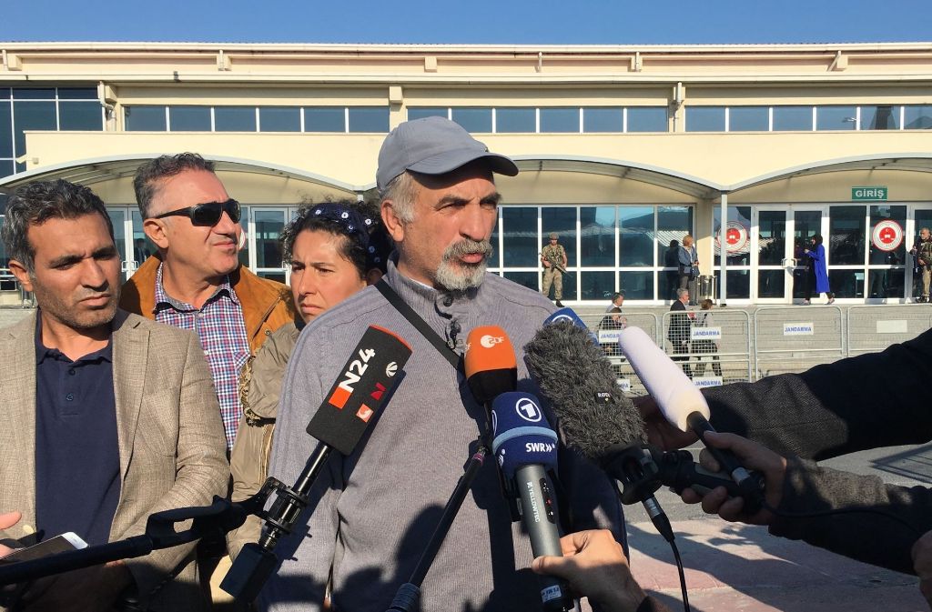 Ali Riza Tolu, der Vater der deutschen Journalistin und Übersetzerin Mesale Tolu, spricht am ersten Prozesstag im Oktober vor dem Gerichtsgebäude in Silivri (Türkei) mit Journalisten. Er hofft nun, dass seine Tochter entlassen wird.