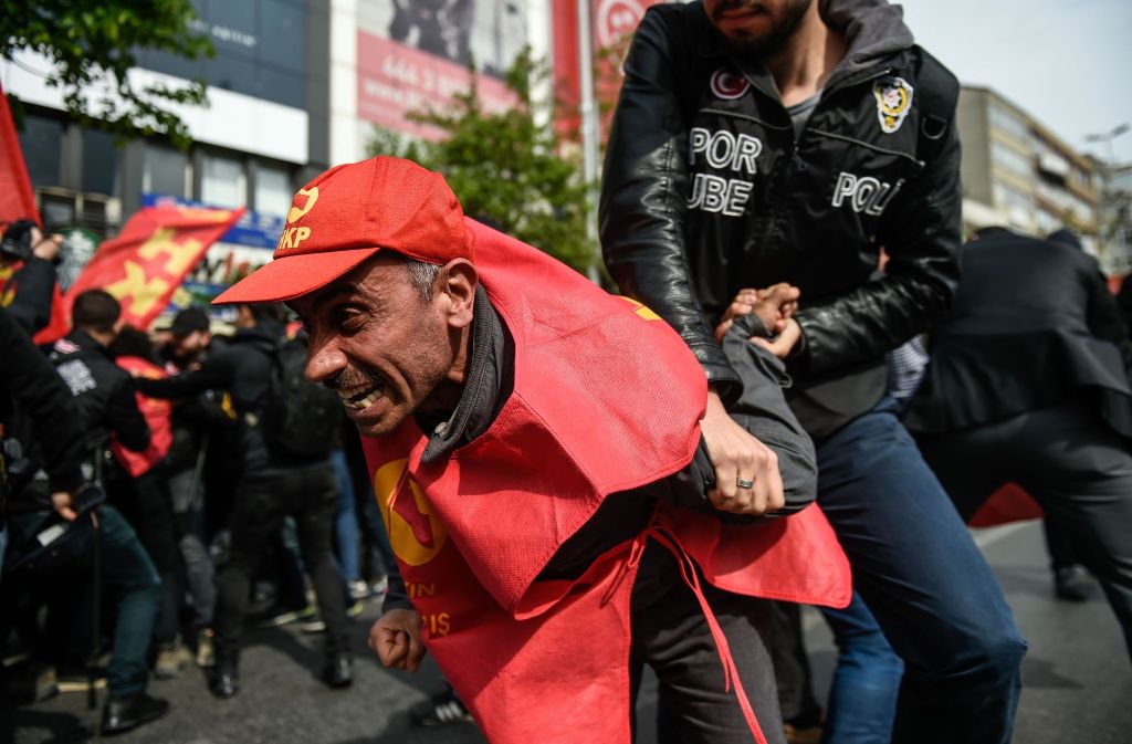 Die Polizei ging gegen Demonstranten, die zum zentralen Taksim-Platz marschieren wollte, vor.