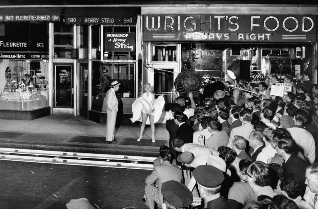 Ikonisches Bild der Marilyn Monroe während des Drehs zum Film „Das verflixte 7. Jahr“ über dem Luftschachtgitter der Untergrundbahn. Neben ihr Schauspieler Tom Ewell. September 1954, Ecke 51st Street and Lexington Avenue in New York.
