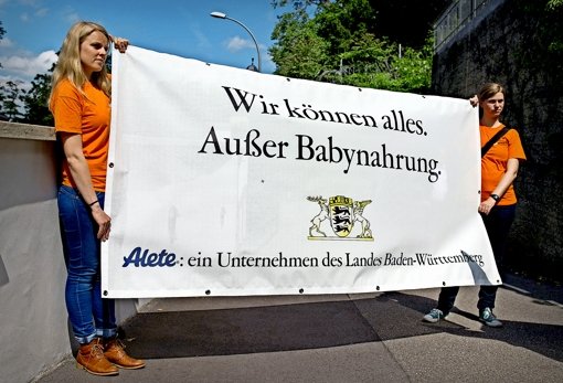 Foodwatch-Aktivisten protestieren vor Kretschmanns Staatskanzlei. Foto: dpa