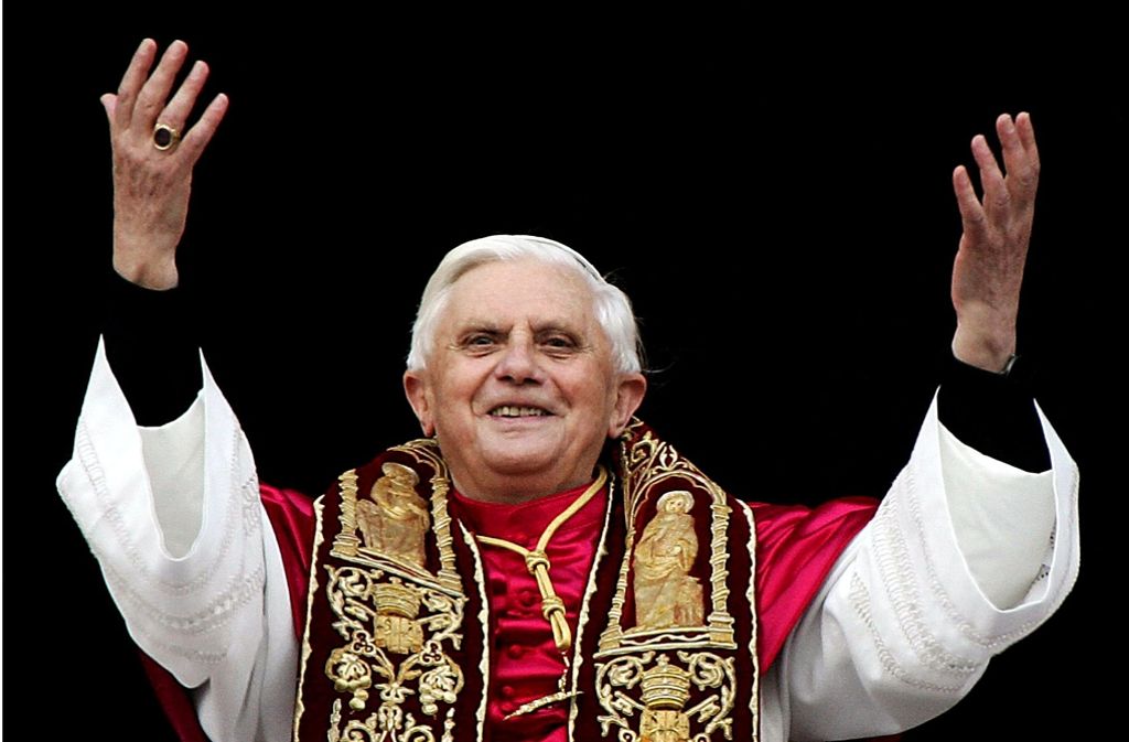 „Wir sind Papst“: Auch dieses Bild ist Teil der päpstlichen Ikonografie. Es zeigt den neugewählten Papst Benedikt XVI., der am 19. April 2005 die Gläubigen vom Balkon des Petersdoms im Vatikan grüßt.
