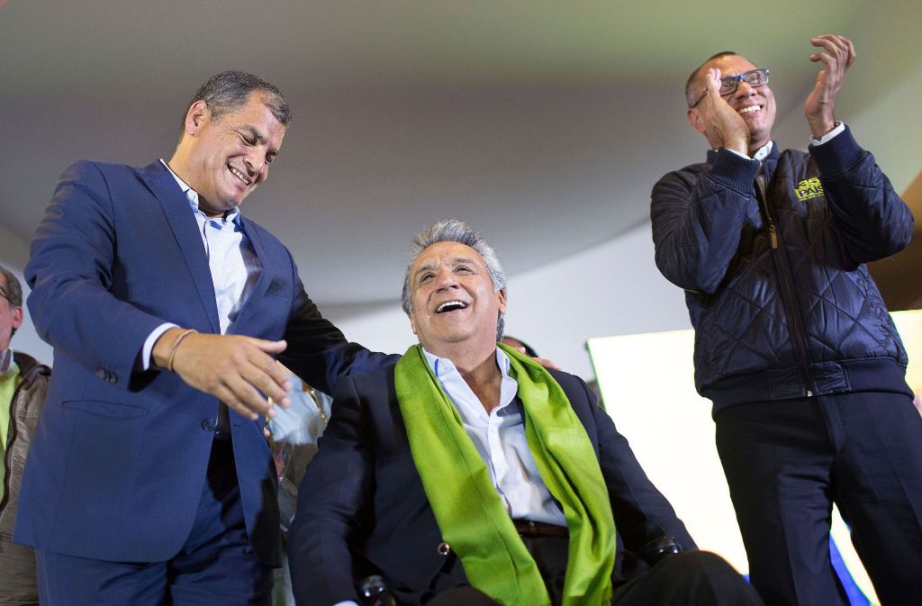 Lenin Moreno nach dem Wahlsieg (mi.) neben Vorgänger Correa (li.) und neuem Vize Jorge Glas. Foto: epd