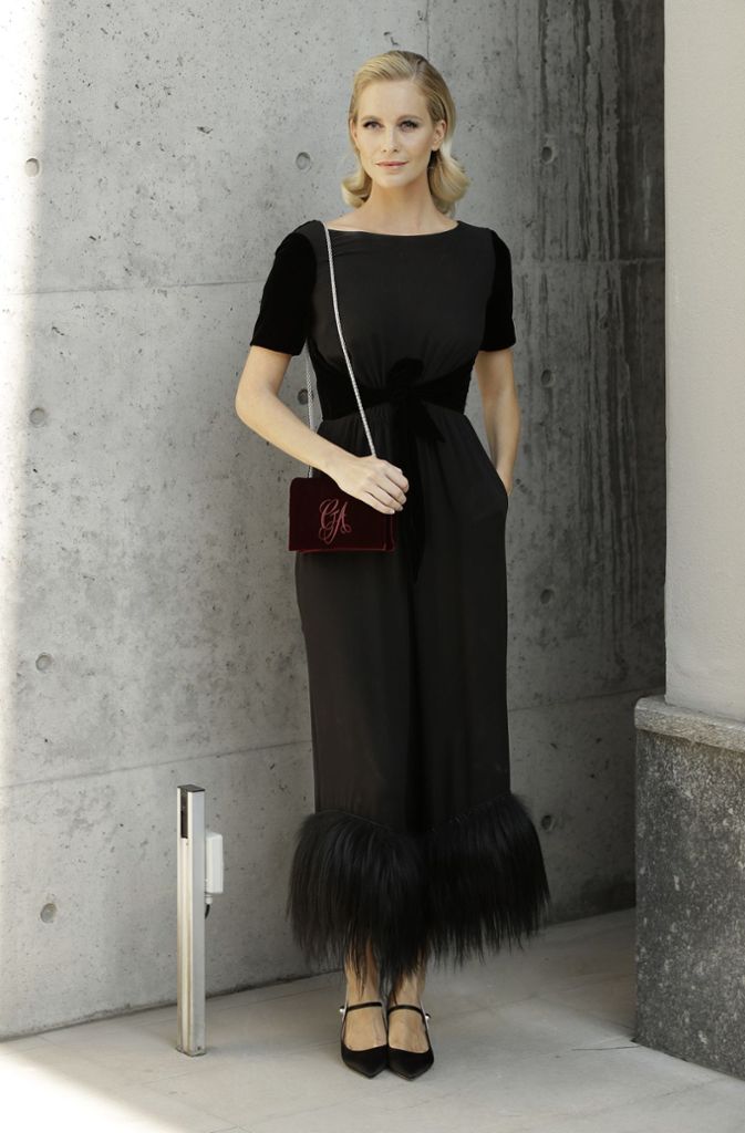 Schwarzer Schwan: Model Poppy Delevingne posiert am Rande der Show von Armani.
