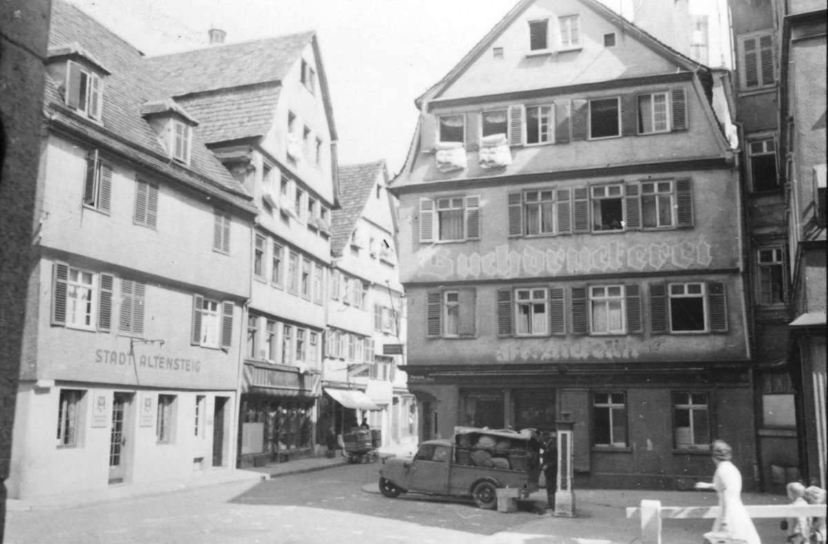 Nach dem Krieg wurde dieser Teil der Innenstadt mit dem Rathaus überbaut. Der Altensteiger Hof (links im Bild) war wie die umliegenden Gebäude völlig zerstört.