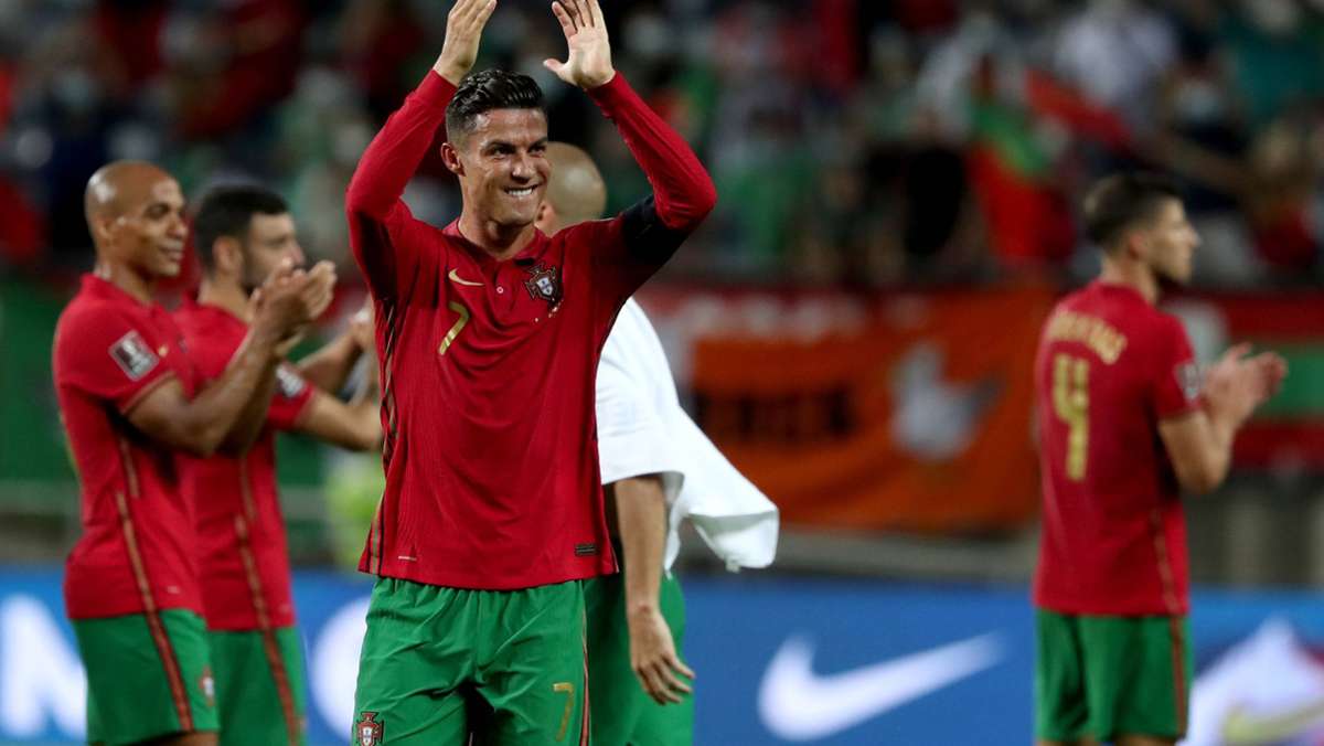  Stürmerstar Cristiano Ronaldo hat einen weiteren Rekord gebrochen – und ist nun auch der torgefährlichste Fußball-Nationalspieler der Geschichte. 