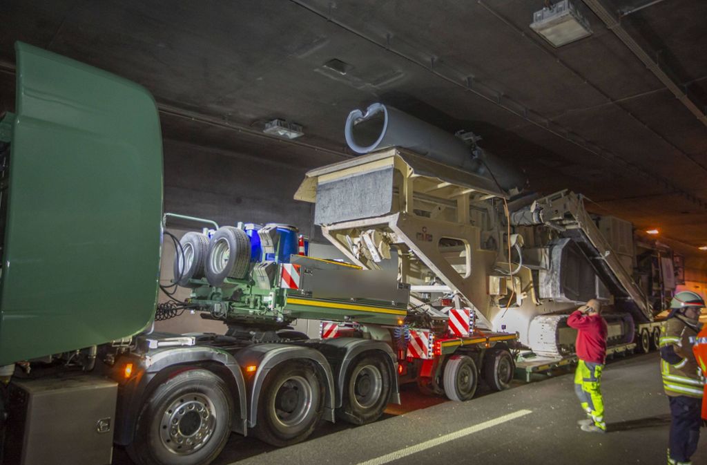 Ein Schwertransporter hat im Kappelbergtunnel eine Lüftungsturbine abgerissen.