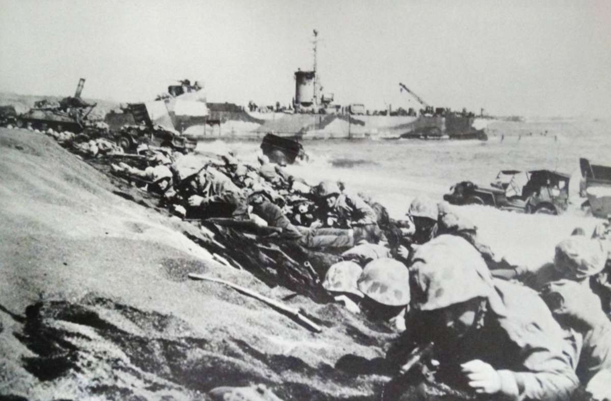 Fotos von der amerikansichen Landungsoperation auf Iwo Jima