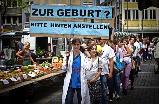 Hebammen protestieren auf den Marktplatz für bessere Arbeitsbedingungen. Mehr Bilder in unserer Fotostrecke. Foto: Lichtgut/Achim Zweygarth