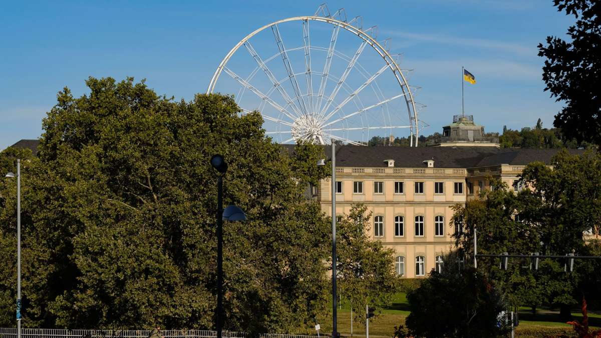 Attraktion  in Stuttgart: Der Aufbau des Riesenrads am Schlossplatz geht voran