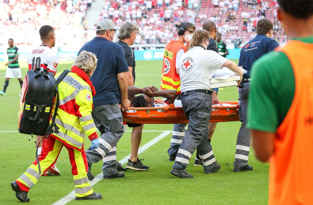 Mo Sankoh hat es von allen Verletzten des VfB Stuttgart am Schlimmsten erwischt. Er droht bis zu einem Jahr auszufallen. Foto: Baumann/Alexander Keppler