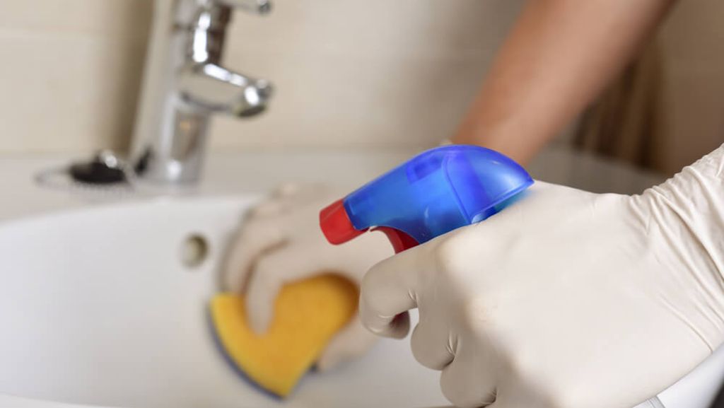 Waschbecken-Überlauf stinkt? So reinigen Sie ihn schnell