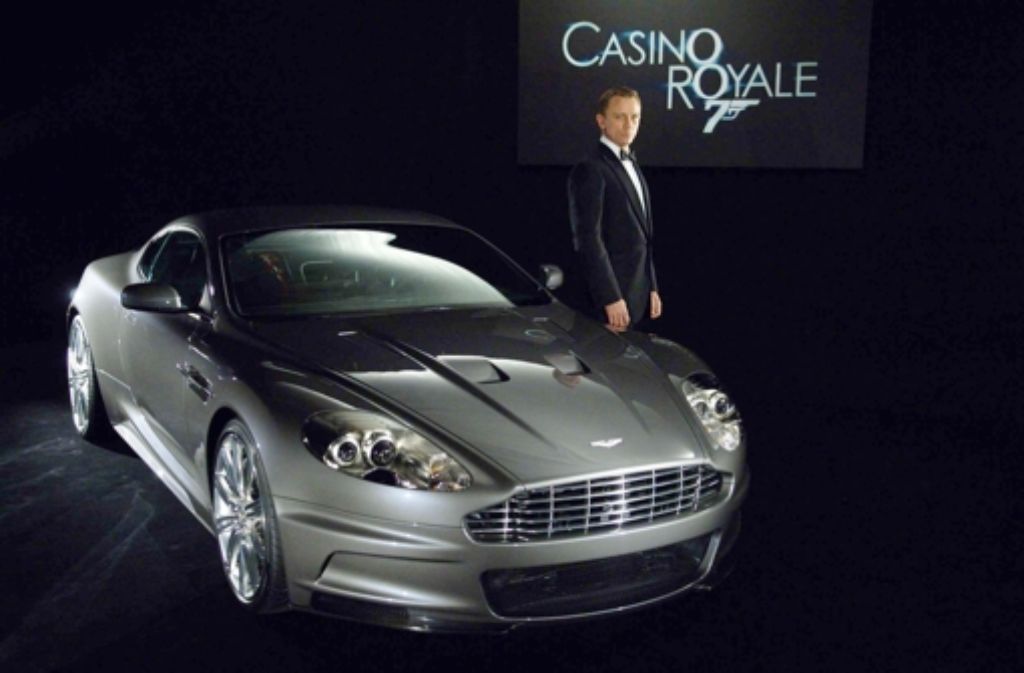 Bond-Darsteller Daniel Craig mit einem Aston Martin.