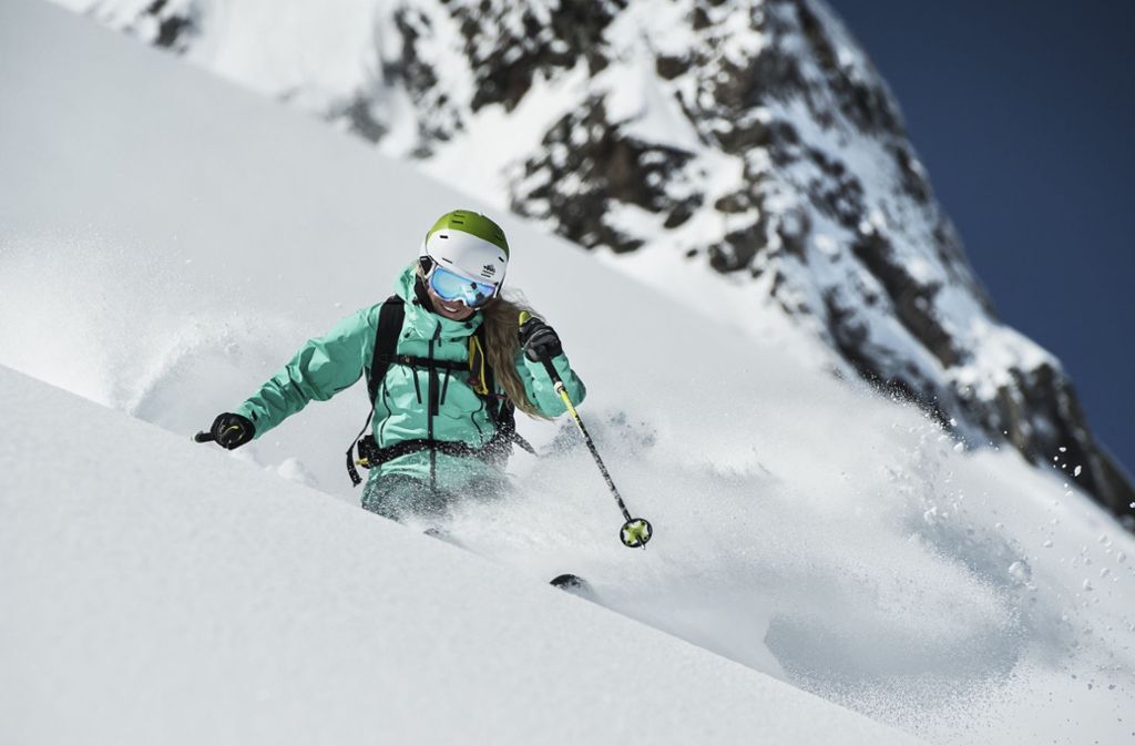 Nur Fliegen ist schöner: Wedeln im frischen, fluffigen „Powder“ auf unverspurten Hängen – davon träumen viele Skifahrer. Foto: dpa