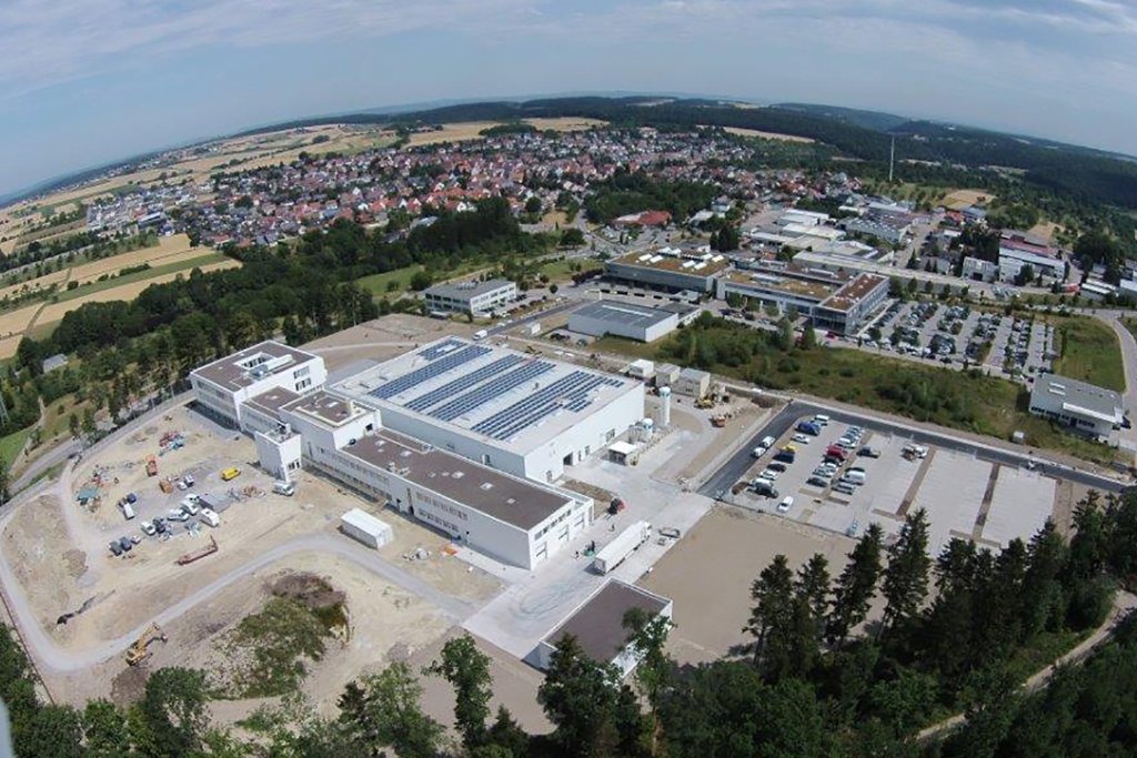 Ein Luftbild mit der Ansicht des neuen Firmengeländes, im Hintergrund der Ort Wimsheim.