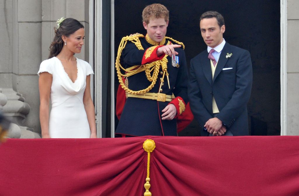 Viel wurde schon spekuliert über die jüngere Schwester von Herzogin Kate. Auch eine Affäre mit Prinz Harry wurde ihr bereits angedichtet. Hier steht sie neben ihm auf dem Balkon des Buckingham Palace während der Hochzeitszeremonie von Kate und William 2011. Ihr Bruder James Middleton ist rechts zu sehen.