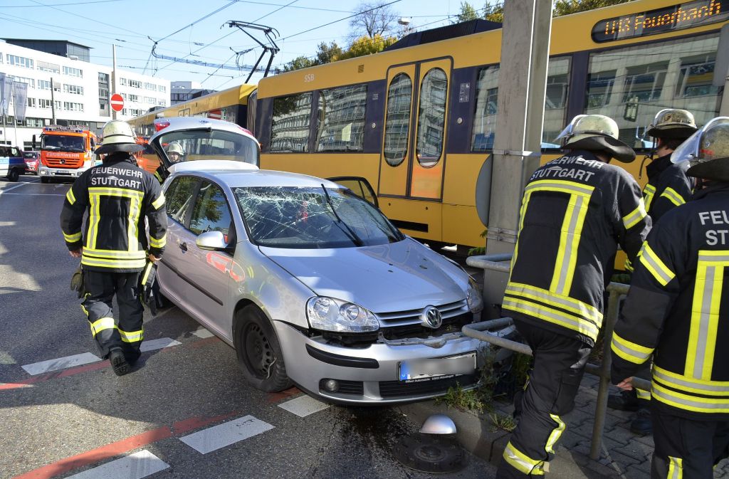 Der Schaden an der Stadtbahn beläuft sich laut Polizei auf 8000 Euro. Der Schaden am Auto beträgt 5000 Euro.