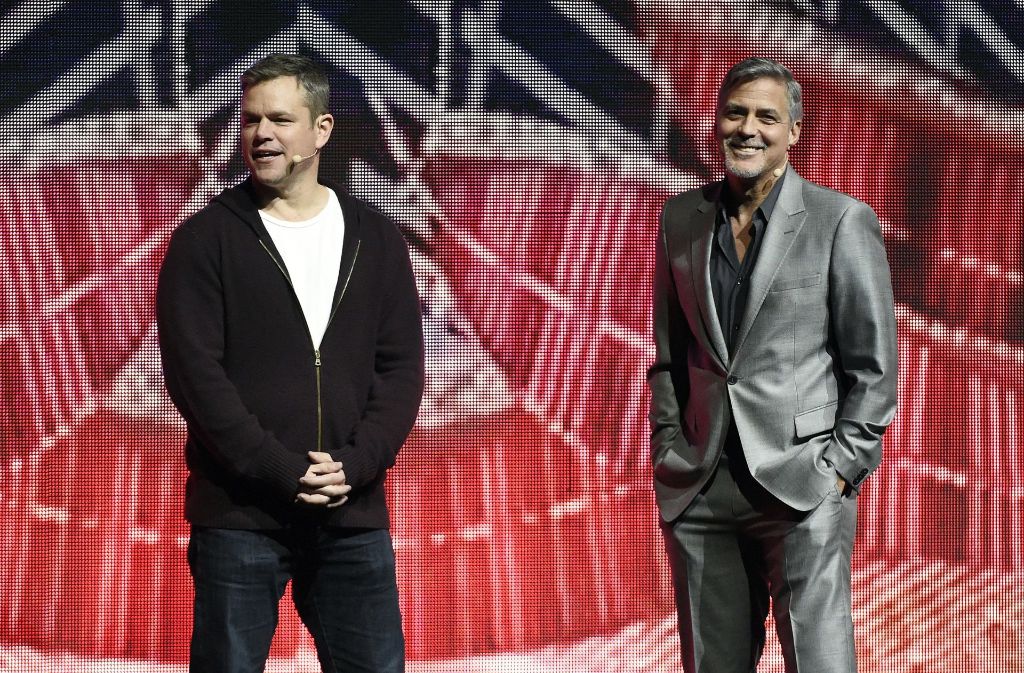 Matt Damon (l.) und George Clooney präsentieren auf der Cinemacon in Las Vegas ihren neuen Film „Suburbicon“. Das Komödien-Drama spielt in einer gewöhnlichen und ruhigen Kleinstadt. Doch ein tödlicher Einbruch verwandelt eine Bilderbuch-Familie zu Betrügern und Erpressern.