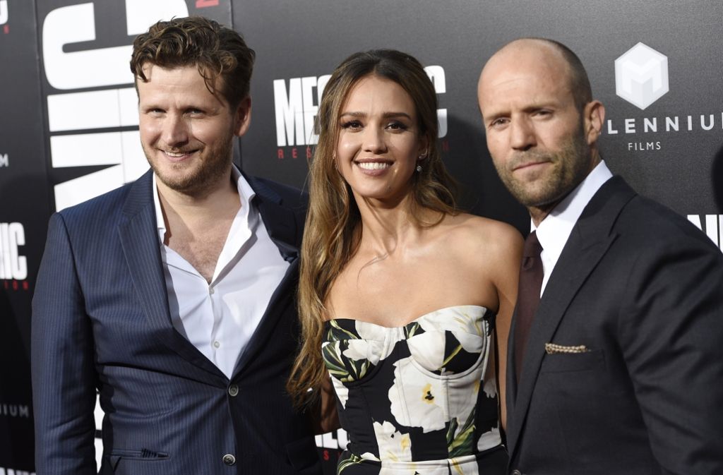 Regisseur Dennis Gansel (links) mit den Stars Jessica Alba und Jason Statham bei der Filmpremiere in Hollywood.