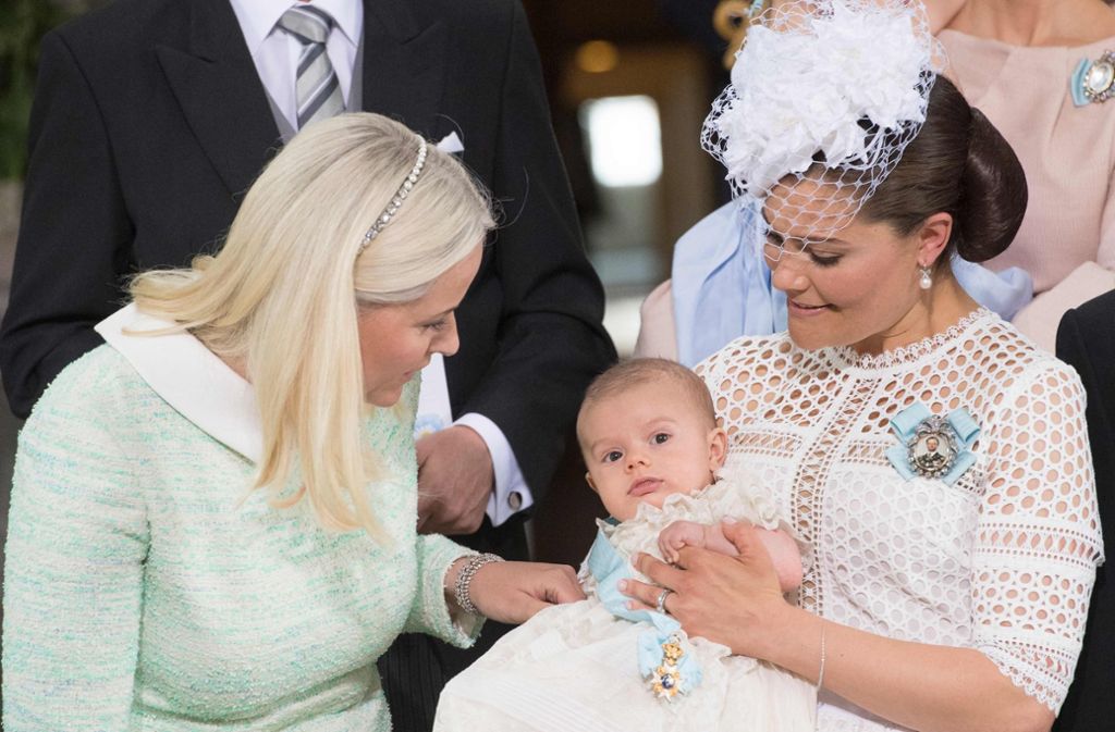 Bei der Taufe ihres Zweitgeborenen 2016, Prinz Oskar, entschied sich Prinzessin Victoria für ein weißes Häkelkleid. Prinzessin Mette-Marit von Norwegen wählte ein helles Lindgrün.