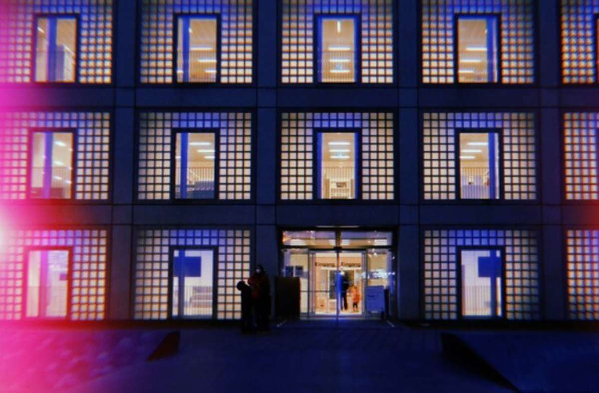 In den Abendstunden präsentiert sich die Stadtbibliothek in einem illuminierten Gewand.