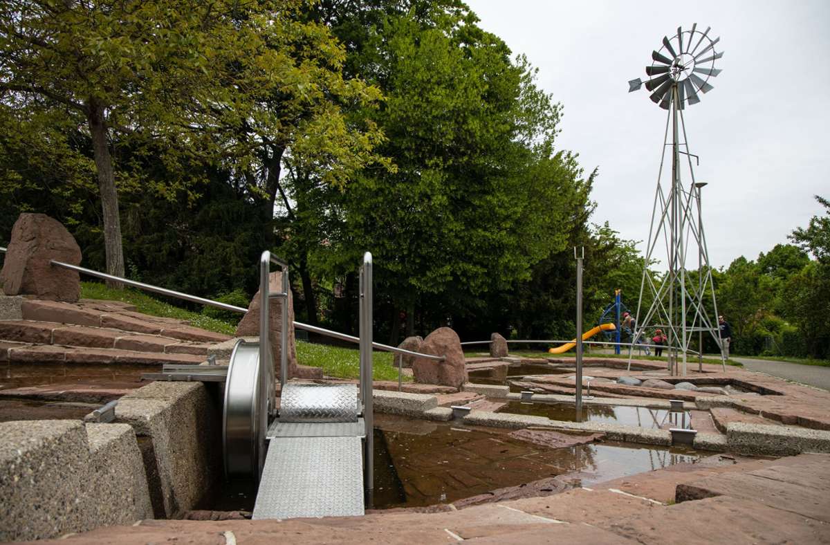 Kinder lieben Wasser: Im Wasserspielplatz Wartberg fließt das kühle Nass durch mehrere Becken ins Tal.