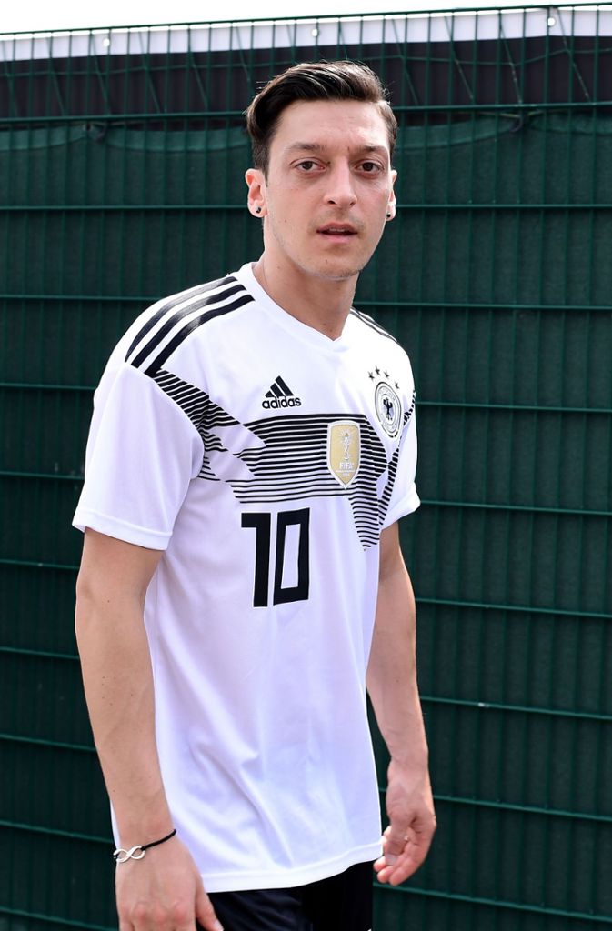 Das Trikot der deutschen Nationalmannschaft ist an das der WM 1990 angelehnt.