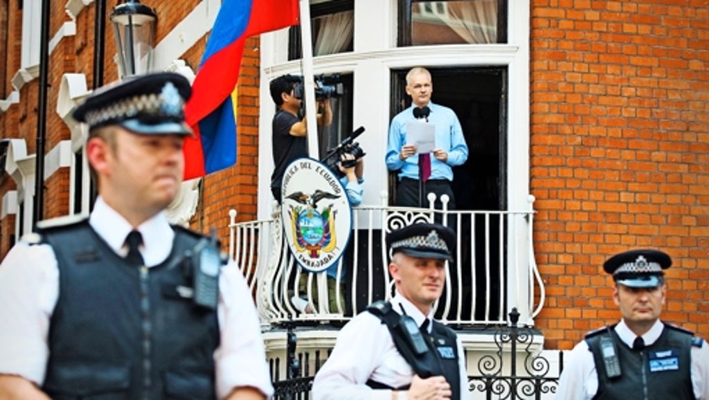 Seit zwei Jahren sitzt Julian Assange in einem kleinen Raum der ecuadorianischen Botschaft in London, im ehemaligen Damenklo. Vor der Haustür wartet Scotland Yard auf ihn. Mehr als 10.000 Euro am Tag kostet das den Steuerzahler. 