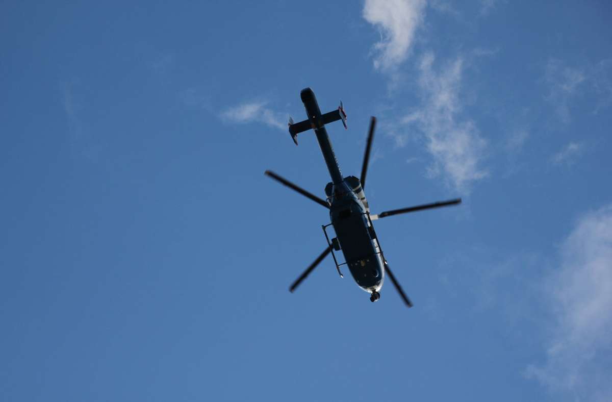 Mit einem Großaufgebot – neben einem Hubschrauber kamen auch Drohnen zum Einsatz – hat die Polizei das Enzufer in Vaihingen/Enz abgesucht. Foto: imago images//Martin Dziadek