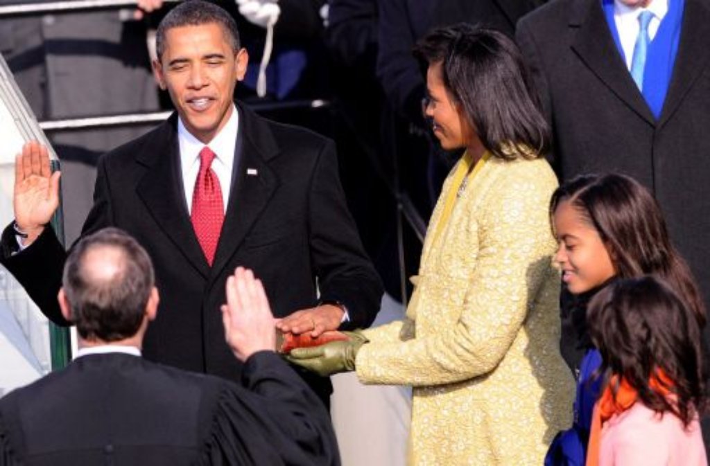 US-Präsident Barack Obama bei seiner ersten Amtseinführung am 20. Januar 2009: Die damals siebenjährige Sasha (vorne), daneben ihre damals zehnjährige Schwester Malia.