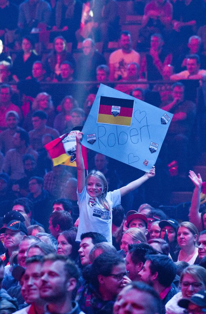 Dieses Mädchen unterstützt das deutsche Team.