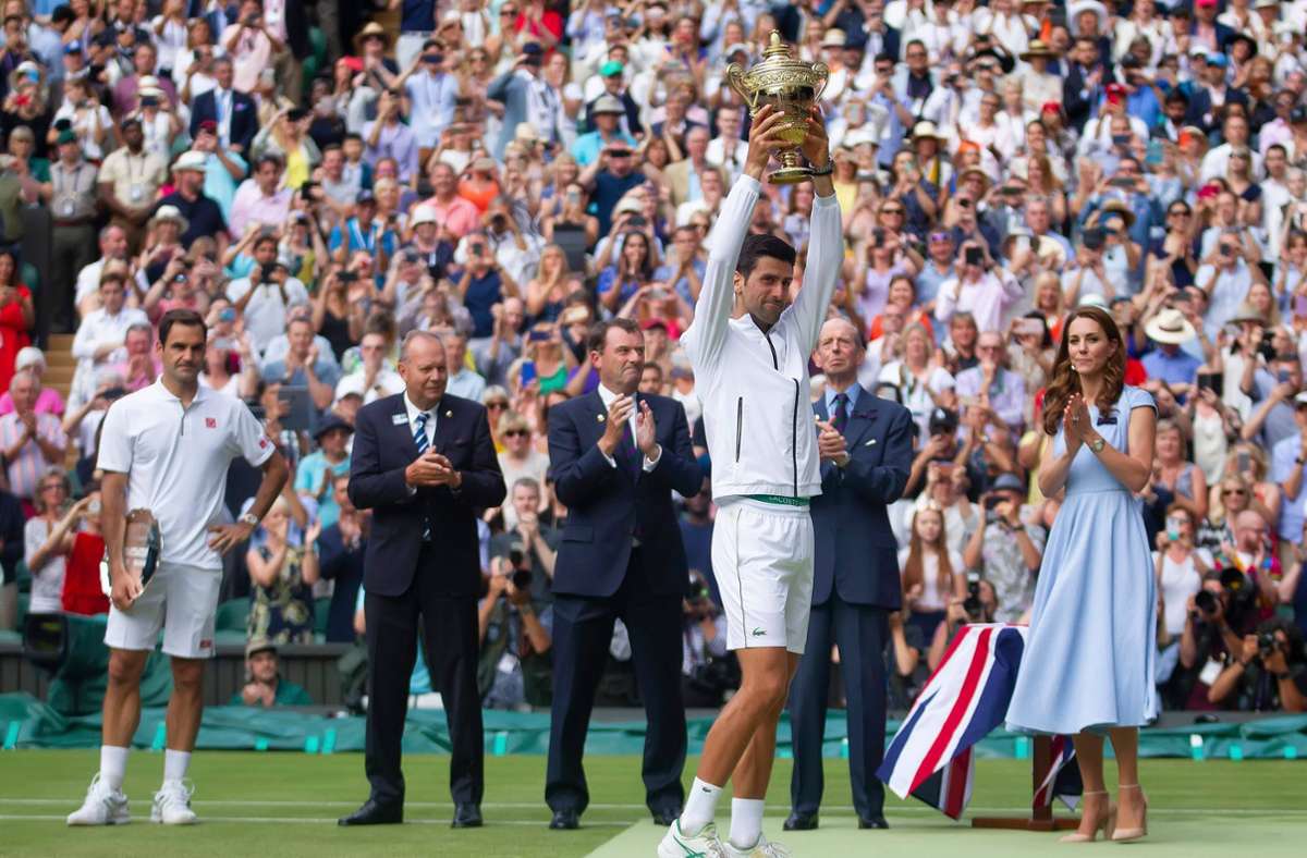In einem denkwürdigen Finale besiegt Djokovic 2019 dann seinen Dauerrivalen Roger Federer im ersten Match-Tiebreak der Wimbledon-Geschichte mit 7:6, 1:6, 7:6, 4:6, 13:12. Der serbische Überflieger steht so bei insgesamt 16 Grand-Slams und sitzt seinen Rivalen Nadal (18 Titel) und Federer (20 Titel) im Nacken.