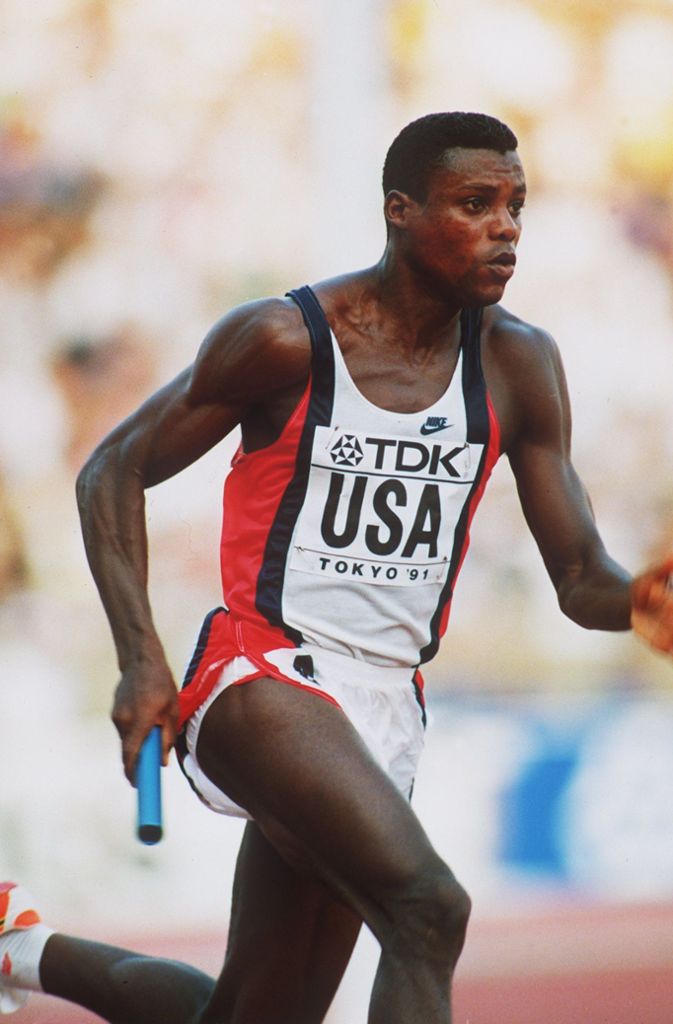 Carl Lewis war der erste Megastar der Leichtathletik. Der US-Amerikaner zählt zu den erfolgreichsten Athleten der Sportgeschichte. Er dominierte zwischen 1983 und 1996 im Sprint und im Weitsprung mit neun Olympiasiegen und acht Weltmeistertiteln. 1991 in Tokio lief er in 9,86 Sekunden letztmals Weltrekord über die 100 Meter.
