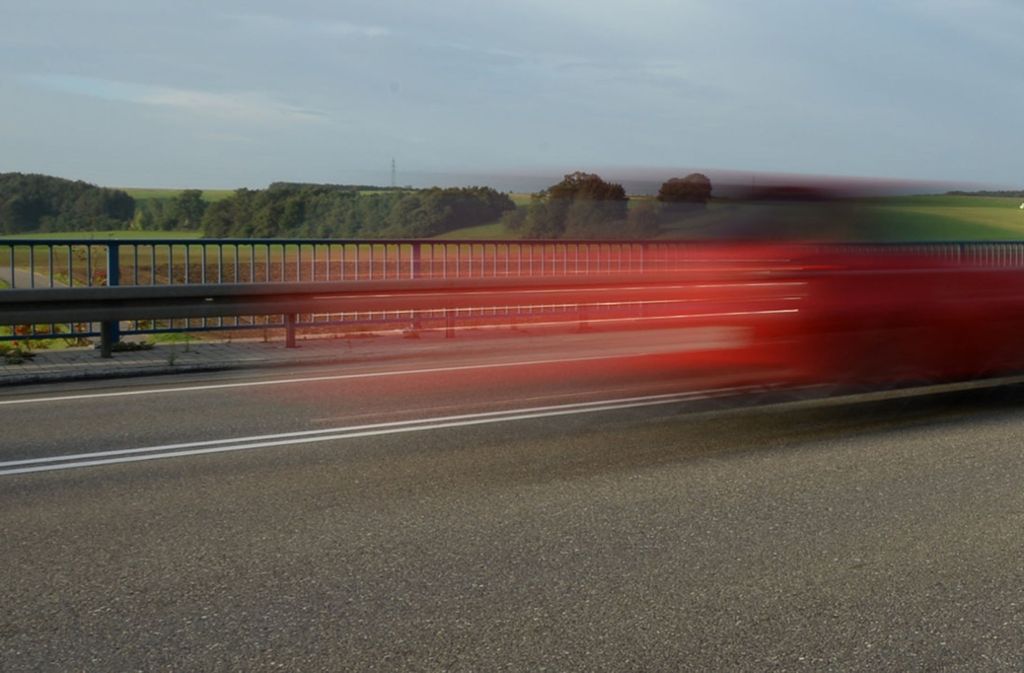 Geschwindigkeitsüberschreitung außerorts: über 70 km/h – Bußgeld: 600 Euro – zwei Punkte – Fahrverbot: drei Monate.
