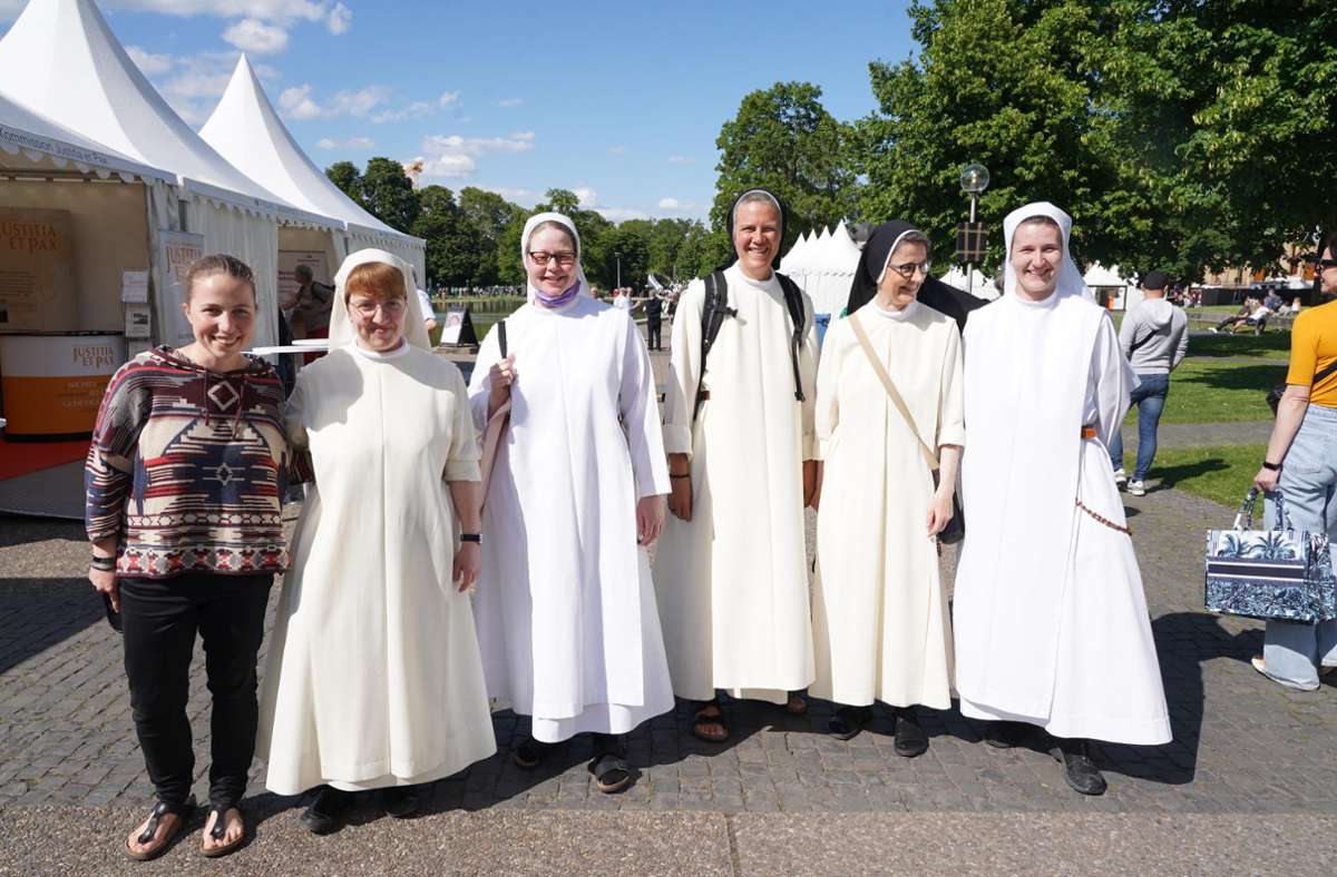 Auch viele Ordensschwestern haben den Weg nach Stuttgart angetreten.