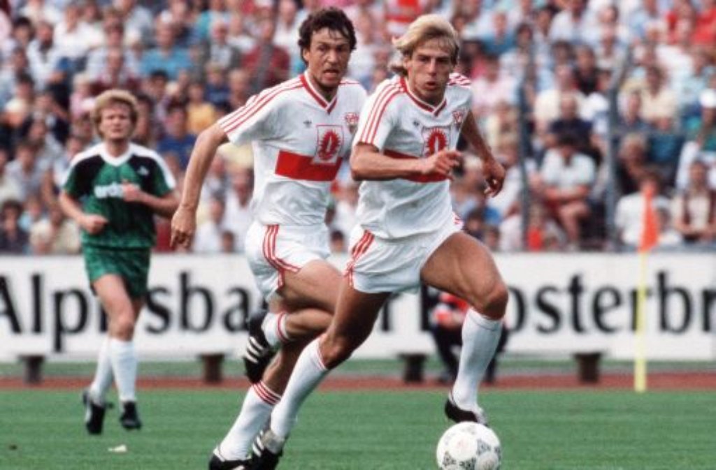 ... von 1980 bis 1991 trug er das Trikot des VfB Stuttgart. Unter anderem gemeinsam mit Jürgen Klinsmann.