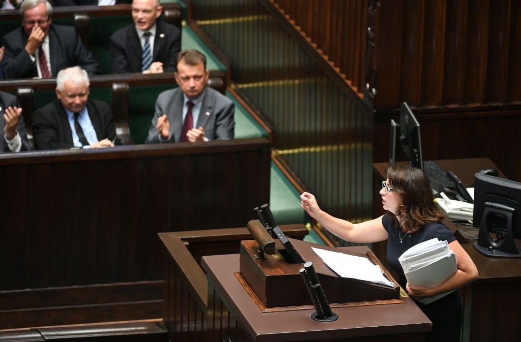 Kamila Gasiuk-Pihowicz von der Partei «Nowoczesna» am Mittwoch im Parlament in Warschau über die umstrittene Justizreform in Polen. Foto: PAP