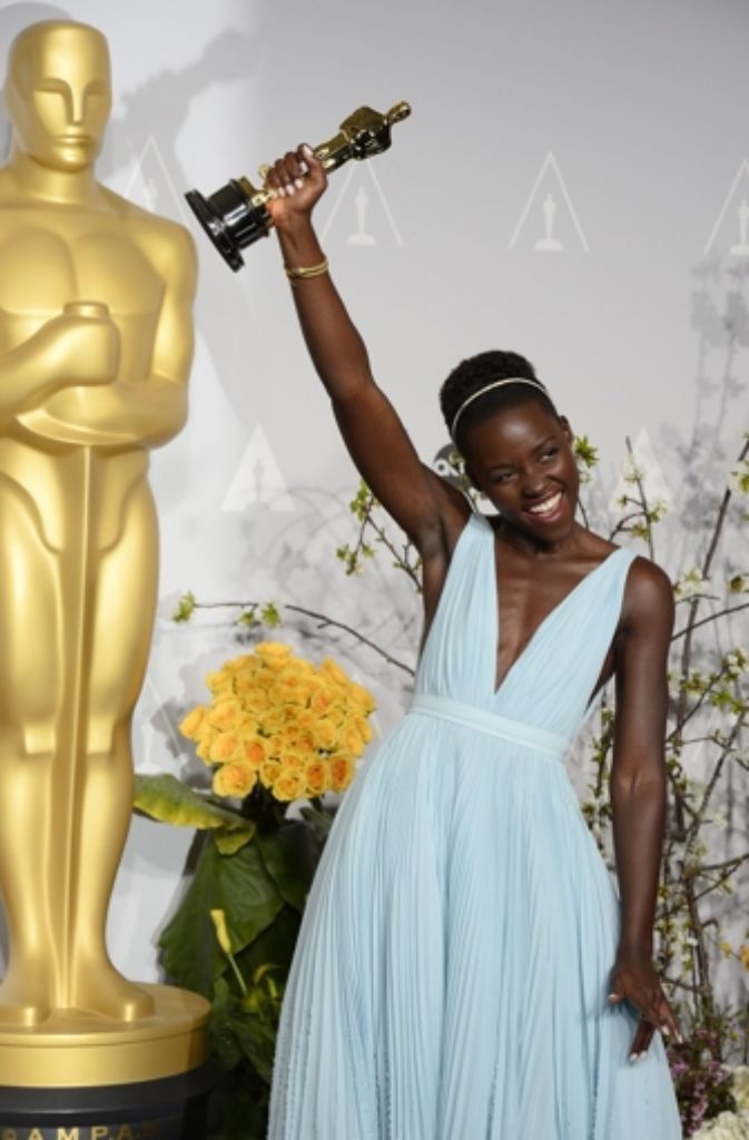 Das schönste Accesoire des Abends: Ein Oscar. Lupita Nyongo trug ein hellblaues, plissiertes, bodenlanges Kleid von Prada - die perfekte Wahl. "Das Blau erinnert mich an Nairobi. Ich wollte heute ein Stück Heimat bei mir haben."