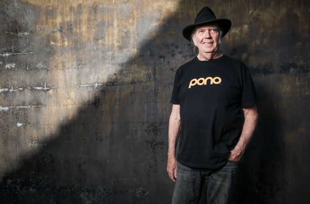 Hier trägt Neil Young noch stolz ein T-Shirt mit Werbung für seinen gescheiterten MP3- und iTunes-Killer namens Pono.