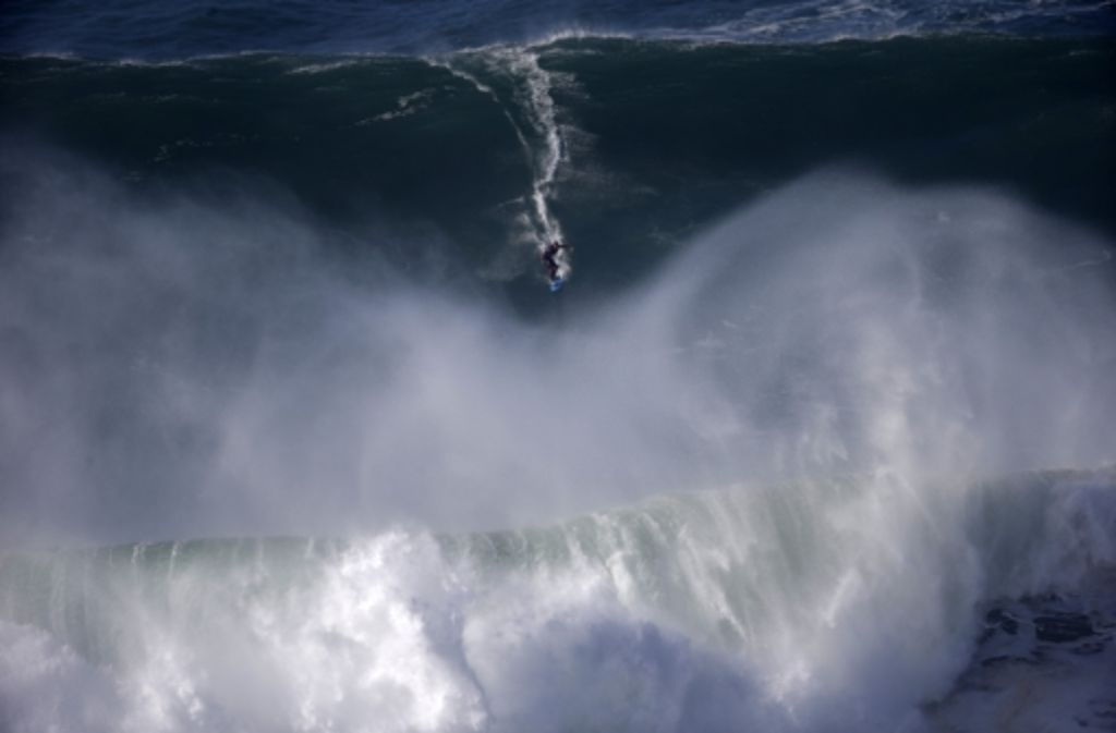 Vor Nazaré sorgt ein Tiefseegraben dafür, dass sich bei Stürmen vor der portugiesischen Küste immer wieder Monsterwellen aufbauen. Für Big Wave-Surfer ist Nazaré damit einer der wichtigsten Spots im Winter.