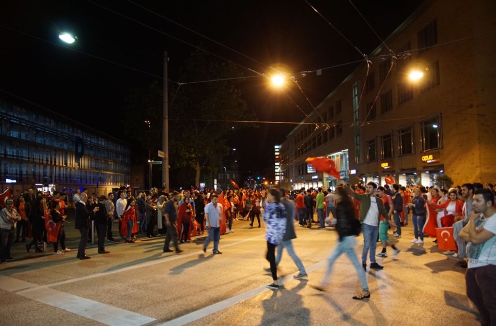 Viele Fans strömten am Bahnhofsvorplatz auf die Straße.