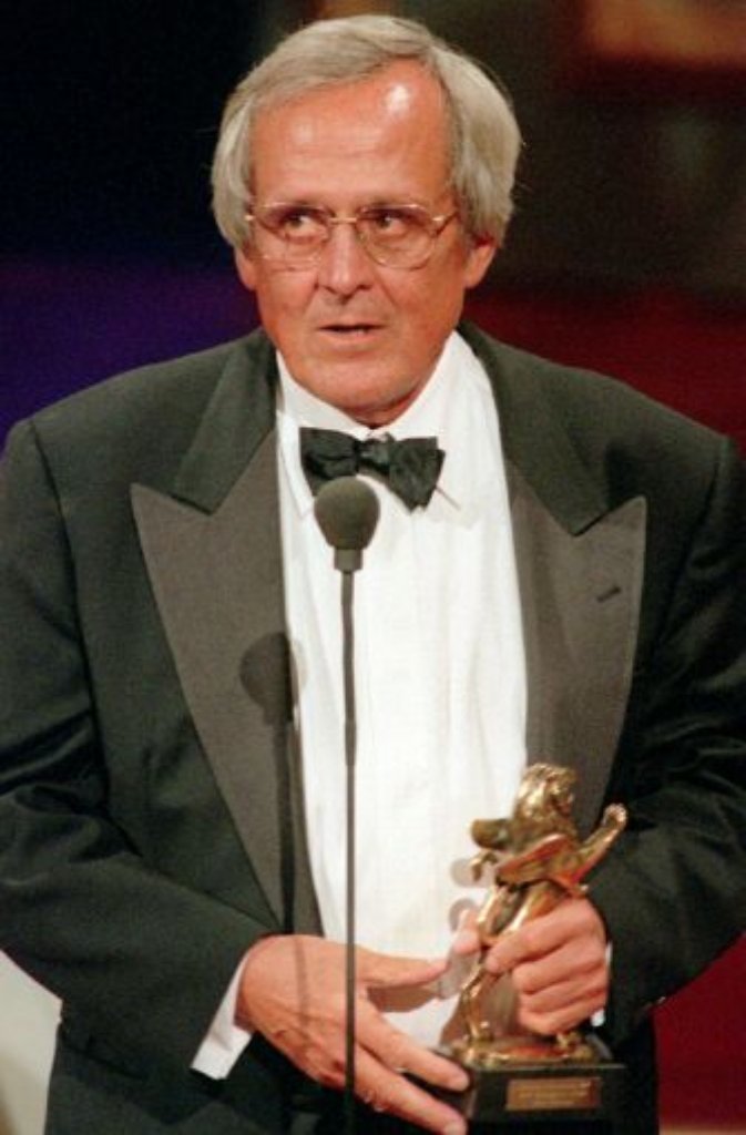 1997: Dieter Hildebrandt erhält den Goldenen Löwen für sein Lebenwerk.