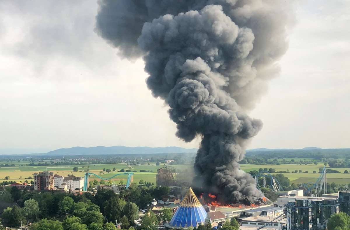 Eine schwarze Rauchsäule steigt über der Anlage auf. Beim Großbrand am 26. Mai 2018 brennen die Bereiche Skandinavien und Teile Hollands ab - inklusive der beliebten Attraktion „Piraten in Batavia“.