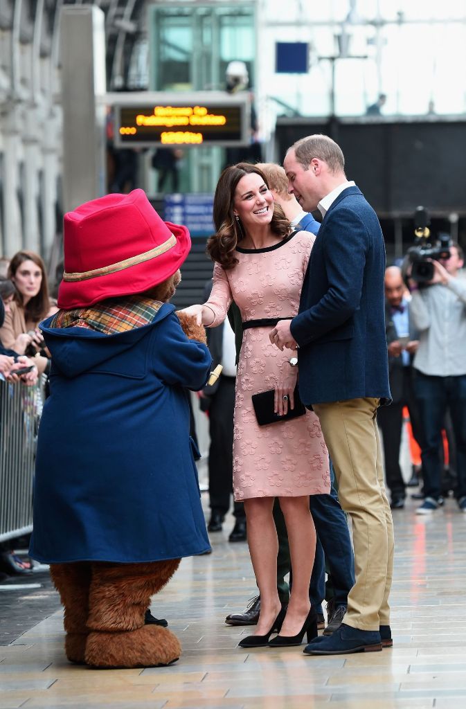 Zur Begrüßung werden zunächst Hände geschüttelt – hier Paddington Bär mit Herzogin Kate.