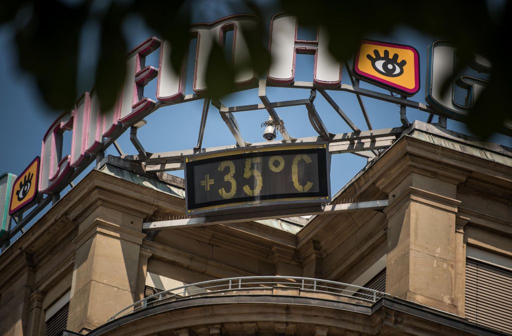 In der Hitze des Tages: Die Anzeige am Cinema-Kino an der Bolzstraße zeigt 35 Grad.