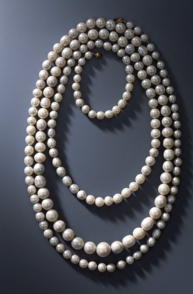 Kette aus 177 sächsischen Perlen, vor 1734 aus den vogtländischen Gewässern gewonnen und zwischen 1927 und 1937 zur Kette aufgereiht.